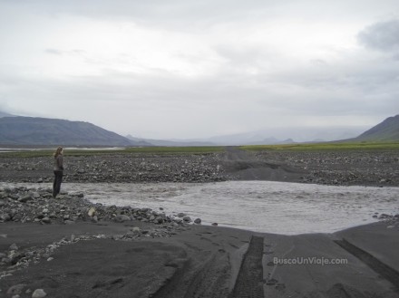 Dudando junto al río