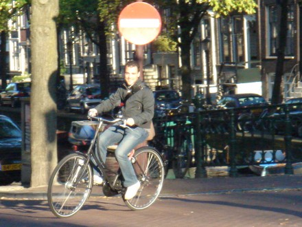 Con una bicicleta de alquiler en Ámsterdam