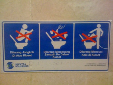 Cartel con prohibiciones en el baño de un aeropuerto