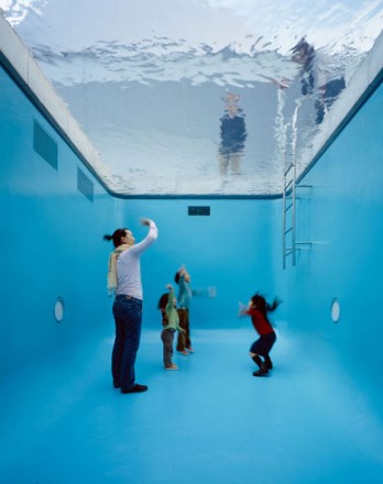 Museo de arte contemporáneo con piscina, Kanazawa, Japón