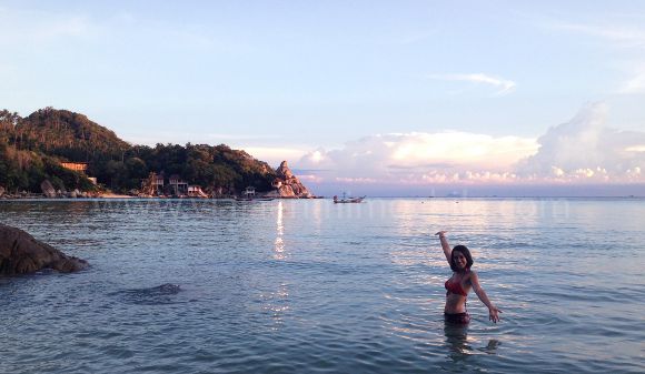 Cristina E Lozano en la playa de Koh Tao, Tailandia