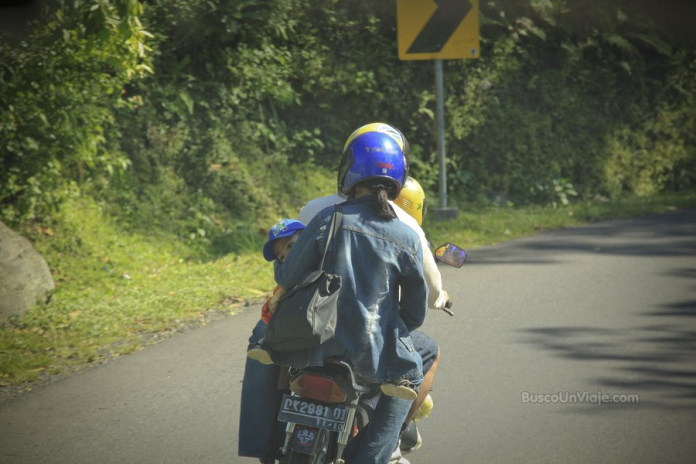 Cómo es viajar en moto en Indonesia Camino a Tirta Gangga en Bali (Indonesia)