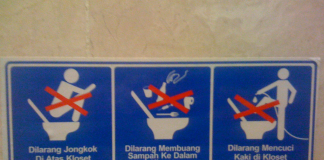 Otro cartel gracioso en un viaje a Indonesia Cartel con prohibiciones en el baño de un aeropuerto