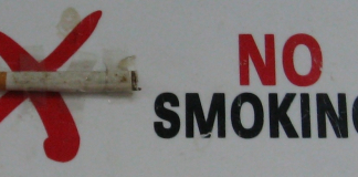 Gracioso cartel de Prohibido fumar en un viaje a Indonesia cartel prohibido fumar