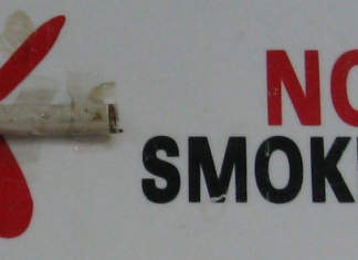 Gracioso cartel de Prohibido fumar en un viaje a Indonesia cartel prohibido fumar