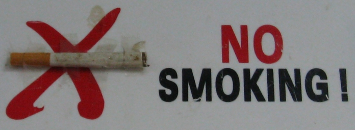 Gracioso cartel de Prohibido fumar en un viaje a Indonesia cartel prohibido fumar
