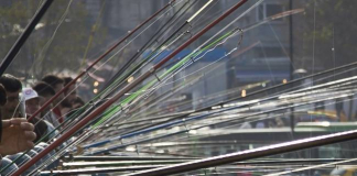 Pesca en el Puente Galata en Estambul, Turquía Puente Gálata en Turquía