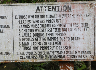 Curioso cartel en un templo de Bali Cartel templo Bali