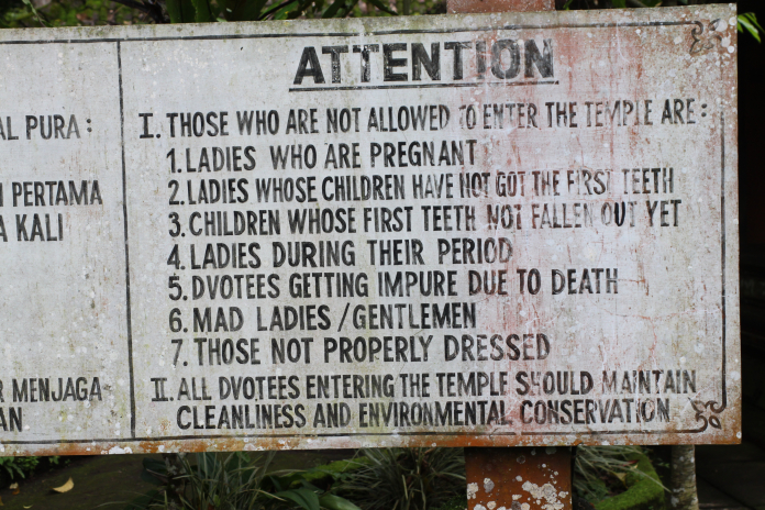 Curioso cartel en un templo de Bali Cartel templo Bali