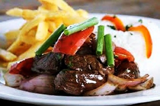 lomo saltado peruano