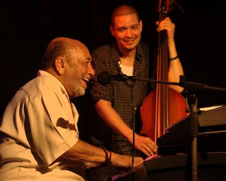 Eddie_Palmieri_mit_Bassist_Luques_Curtis