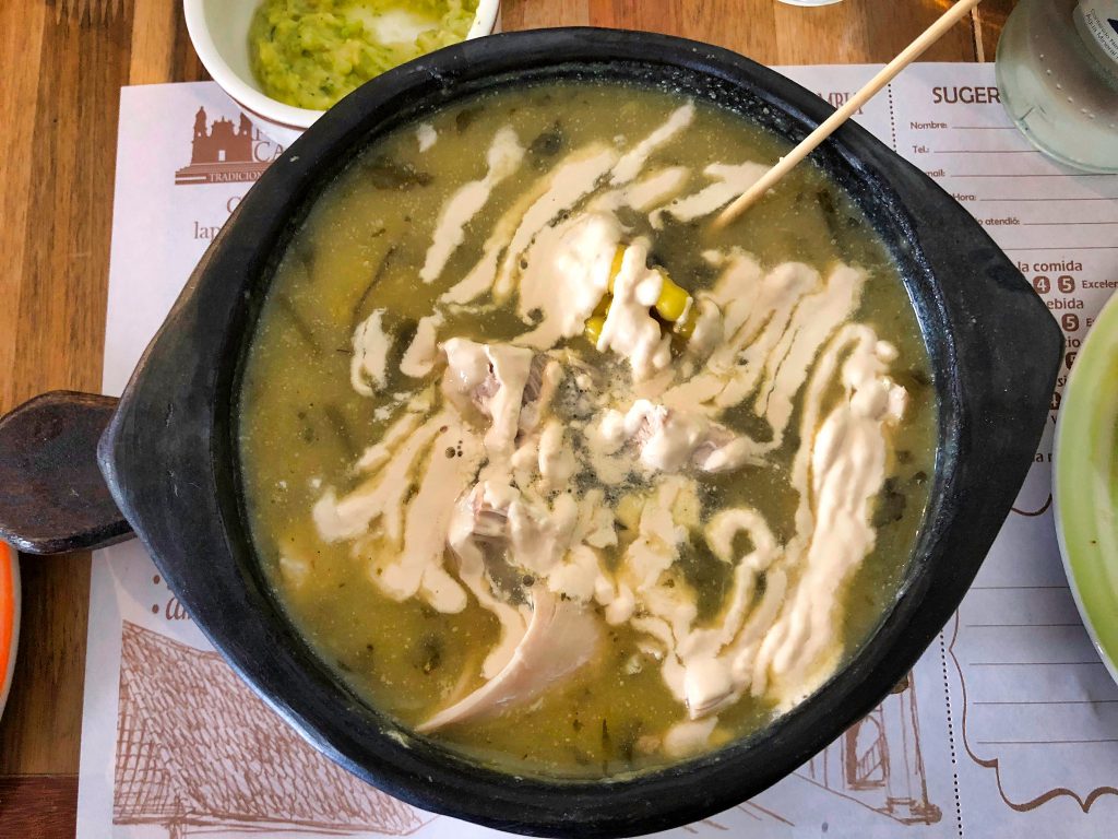 Ajiaco con pollo comida típica de Colombia