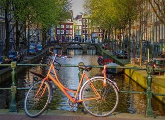 Andar en bicicleta en un viaje a Ámsterdam