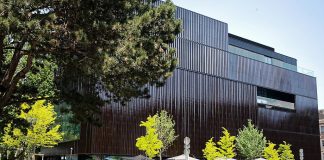 Gracioso cartel en la Casa de la Música en Viena