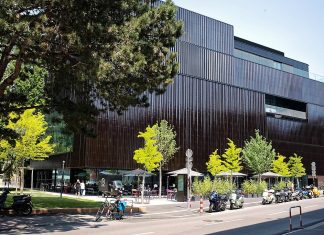 Gracioso cartel en la Casa de la Música en Viena