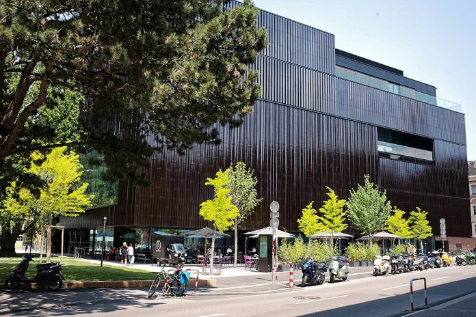 Gracioso cartel en la Casa de la Música en Viena