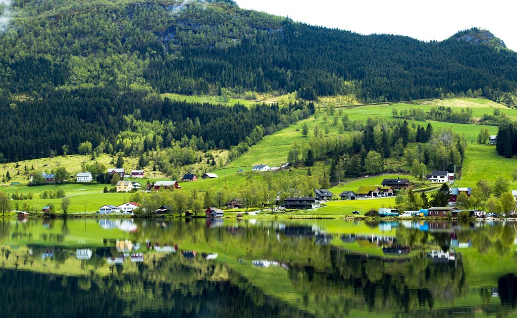 Crucero por los fiordos noruegos en verano