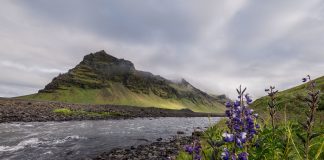 Ruta hacia el Eyjafjallajökull, un volcán en Islandia