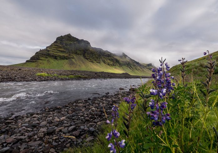 Ruta hacia el Eyjafjallajökull, un volcán en Islandia