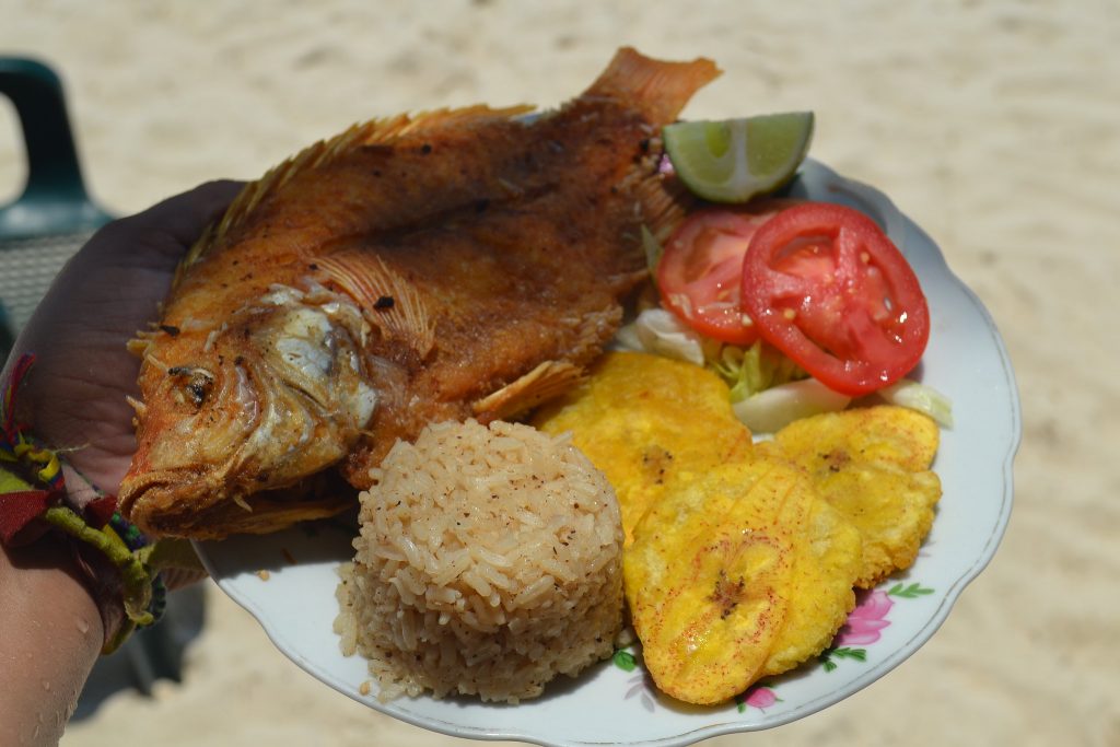 pescado frito comida típica de Colombia