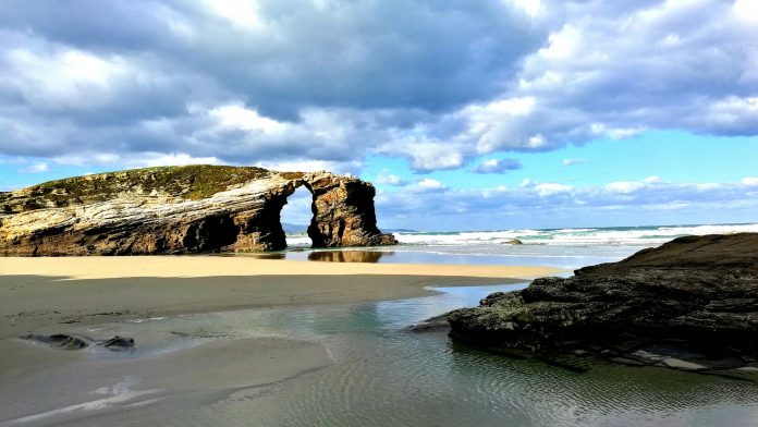 Las 6 mejores playas de Europa Playa-las-Catedrales-Ribadeo-en-Lugo-España