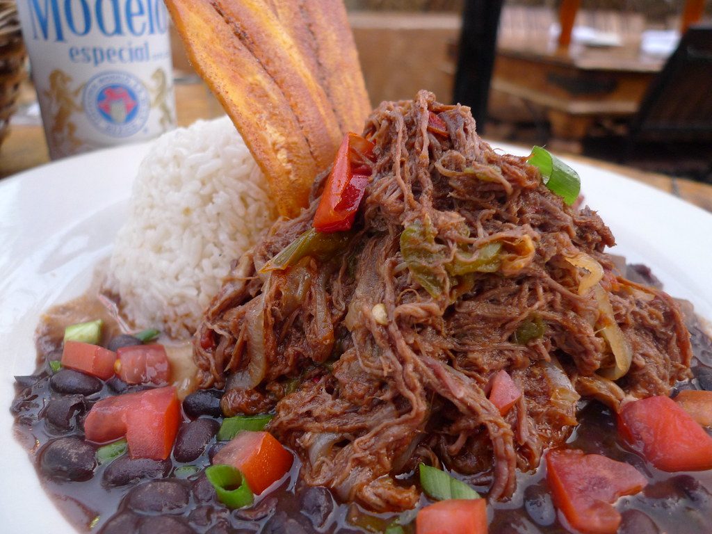 Ropa vieja comida típica de Cuba. 