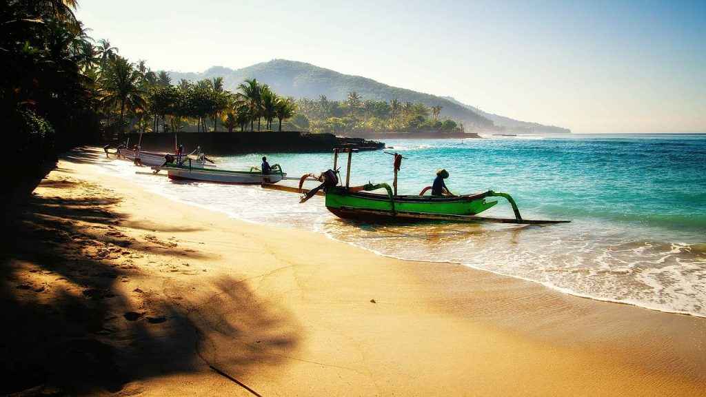 Playa en Bali barcos
