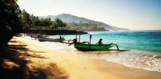 Viajes a Bali: playas y templos Playa en Bali barcos