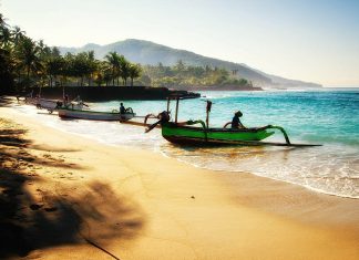 Viajes a Bali: playas y templos Playa en Bali barcos