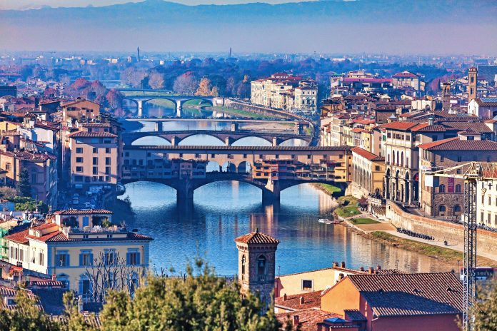 Viaje a Florencia: Ponte Vecchio y Calzone Goloso POnte Vecchio en Italia