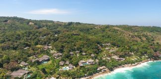 Con sus mejores galas en la Isla de Flores, Indonesia isla de las flores indonesia