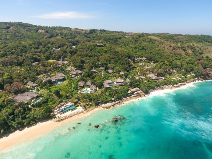 Con sus mejores galas en la Isla de Flores, Indonesia isla de las flores indonesia