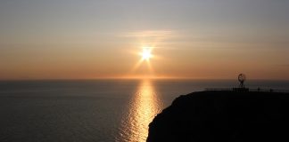 Contempla el sol de medianoche en Islandia sol de medianoche islandia