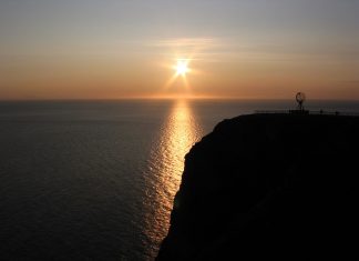 Contempla el sol de medianoche en Islandia sol de medianoche islandia