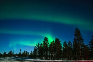 Auroras boreales y actividades invernales en Levi, laponia finlandesa
