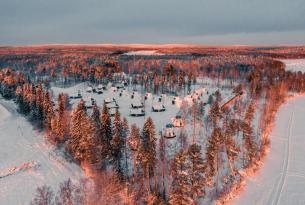 Auoras boreales en Apukka Resort laponia finlandesa alojamiento en igloo de cristal.