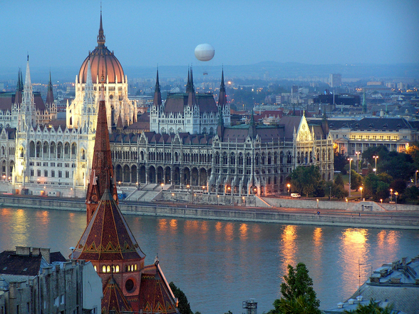 Praga y Budapest, Rivales e Inseparables